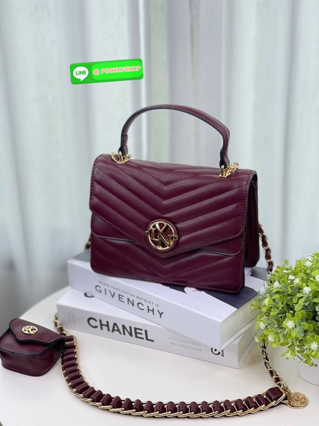 Lyn คอลใหม่ สายสะพายยาว สามารถถอดออกได้ ด้านในแบ่งเป็น 2 ช่องใช้งาน ฝากระเป๋าเปิดปิดด้วยกระดุมแม่เหล็ก