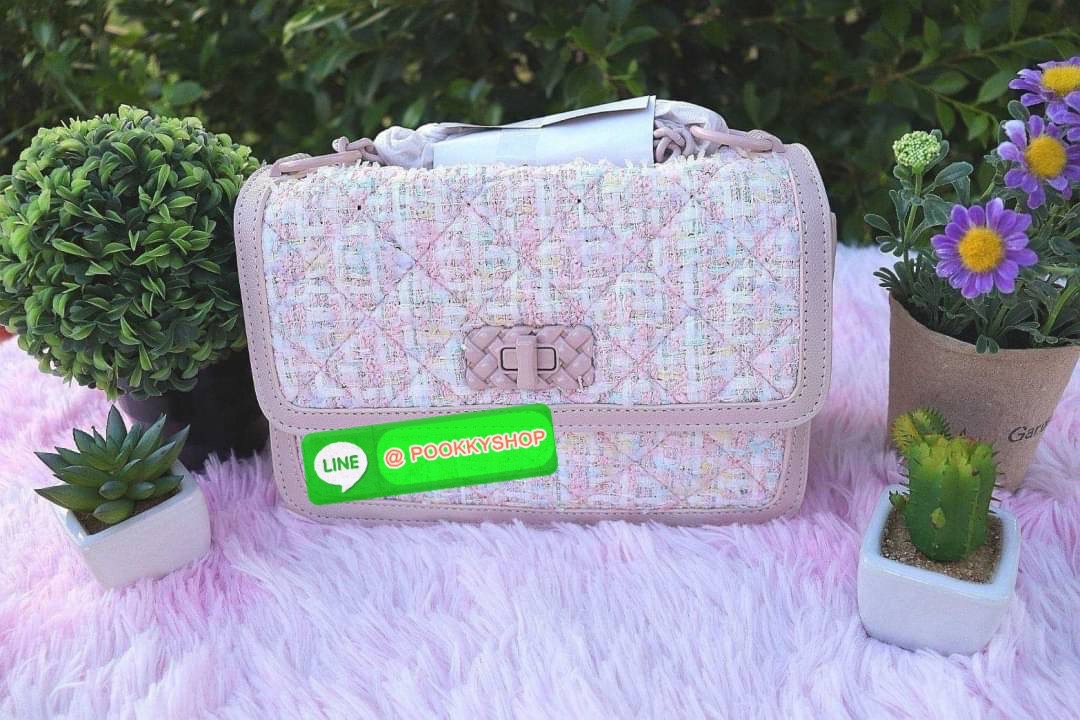 กระเป๋าสะพายข้างคอลใหม่ล่าสุดสามารถถอดสายปรับเป็นทรงคลัชได้นะคะ สายโซ่ปรับระดับไม่ได้แต่ถอดออกได้จ้าด้านในแบ่งเป็น 2 ช่องใช้งาน 1 ช่องใหญ่ตรงกลางและ 1 ซิปด้านหน้า มีช่องเสียบบัตรให้ด้วยนะคะ ฝากระเป๋าเปิดปิดด้วยตัวหมุนล็อคค่ะ