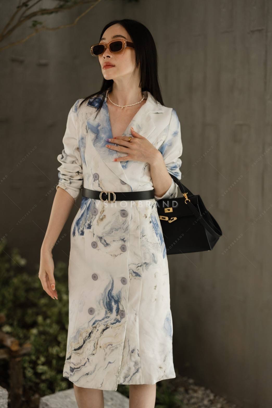 เดรสทรงสูทกระดุมคู่ พิมพ์ลวดลายหินอ่อน แต่งกระเป๋าข้าง มาพร้อมเข็มขัด CD ใส่แล้วเข้ารูป เก็บสรีระสวย ทางแบรนด์เลือกผ้าอย่างดีในการตัดชุด เย็บติดซับใน ใส่แล้วเรียบหรูดูผู้ดีมากค่ะ