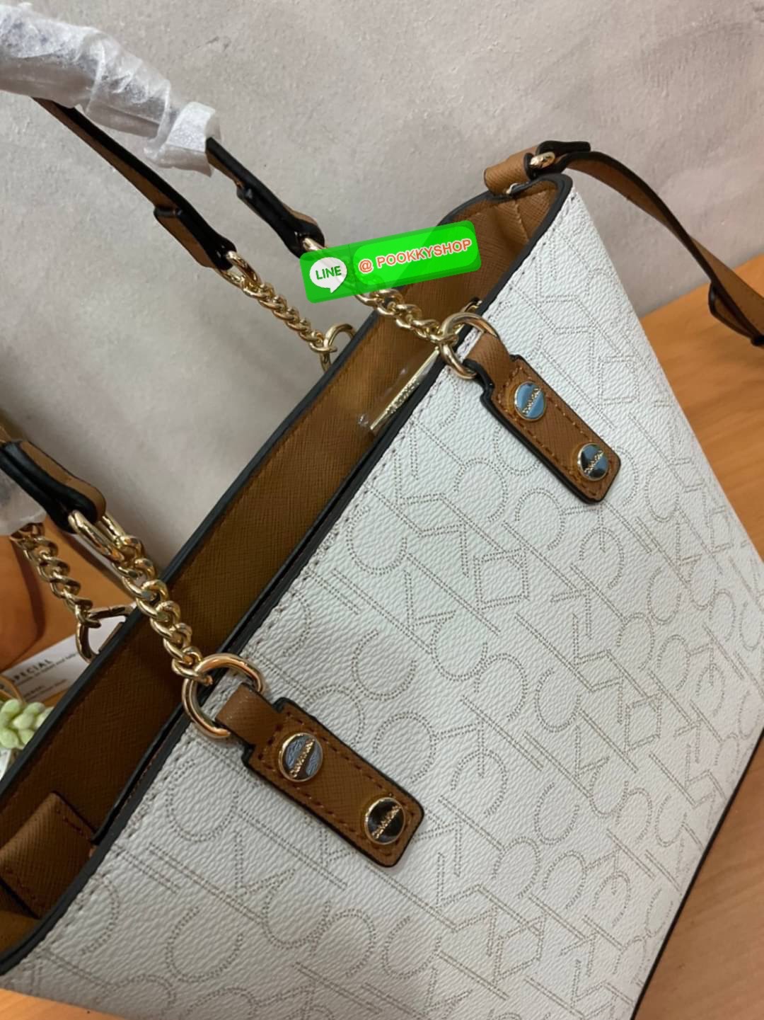 Calvin Klein Monogram Shopping Bag คอลเลคชั่นใหม่ล่าสุด ของมันต้องมี สวยหรูดูแพงมาก สำหรับรุ่นนี้!!! กระเป๋าถือ/สะพาย Crossbody รุ่นใหม่ชนช้อป รุ่นยอดนิยม วัสดุ PVC คุณภาพดี น้ำหนักเบา ด้านหน้าประดับด้วยโลโก้แบรนด์ ตัวกระเป๋าลาย monogram สวยหรู รอบใบ มาพร