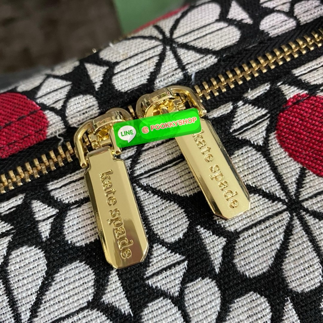 KATE SPADE NEW YORK SPADE FLOWER JACQUARD MANHATTAN DOCTORS BAG กระเป๋าถือหรือสะพายใบใหญ่ทรงหมอน โดดเด่นด้วยลวดลายเอกลักษณ์ทั้งใบ ด้านหน้าตกแต่งด้วยชื่อแบรนด์ เปิด-ปิดกระเป๋าด้วยซิปคู่ ด้านในโล่งกว้าง จุของได้เยอะมากค่ะ มีช่องซิปเล็กและช่องใส่ของจุกจิกค่ะ