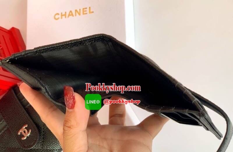 NEW ARRIVAL! หายากค่ะ Chanel Card Holder กระเป๋าใส่นามบัตร Gift With Purchase พรีเมี่ยมกิ้ฟจากต่างประเทศ วัสดุหนังคาเวียร์ สีดำมีโลโก้อะไหล่ทอง / อะไหล่เงิน มีช่องใส่บัตรด้านหน้า 3 ช่อง ด้านหลังอีก 10 ช่อง ซับในปั้มแบรนด์ ด้านบนใส่แบงค์พันได้ สวยดูดี สะดว