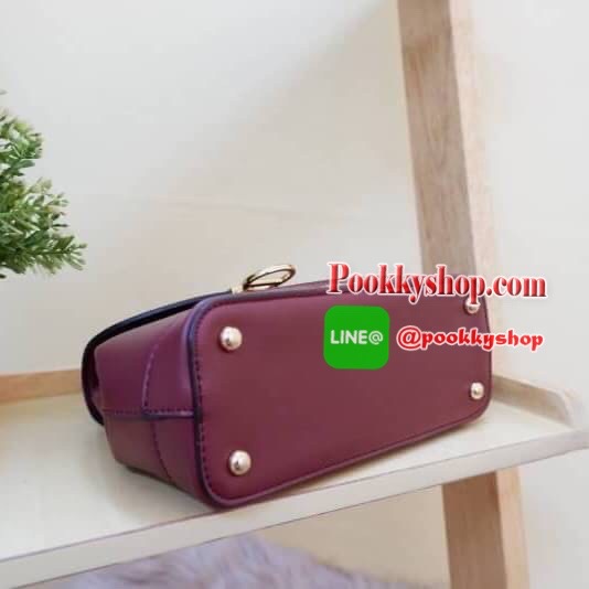 Lyn กระเป๋าหิ้วมาพร้อมสายสะพาย ขนาดกลางๆไม่เล็กไม่ใหญ่ ดีไซน์สวยน่ารัก ด้านในมีป้ายโลหะปั๊มแบรนด์ ใต้กระเป๋ามีหมุดรองทั้ง 4 มุม รูปทรงสวยเก๋ขนาดนี้ ไม่มีไม่ได้นะคะ