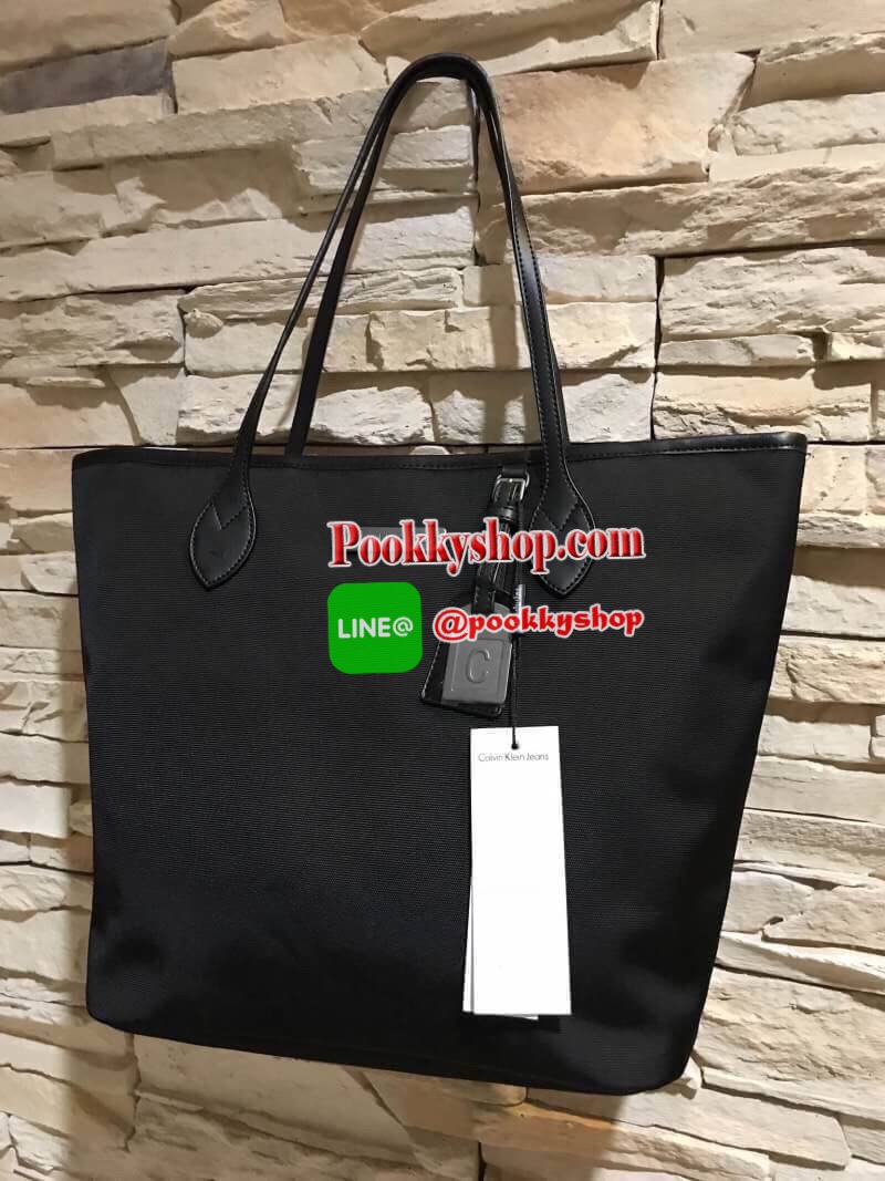 CALVIN KLEIN" JEANS TOTE BAG (Size M) กระเป๋าสะพาย Calvin Klein Jeans Limited Edition จาก Calvin Klein Jeans วัสดุ Polyester คุณภาพดีเนื้อหนาน้ำหนักเบา ด้านหน้าประดับโลโก้ Calvin Klein Jeans พร้อม TAG ห้อยที่หูหิ้วดูมีดีเทล เปิดปิดด้วยซิปสะดวกใช้ หัว