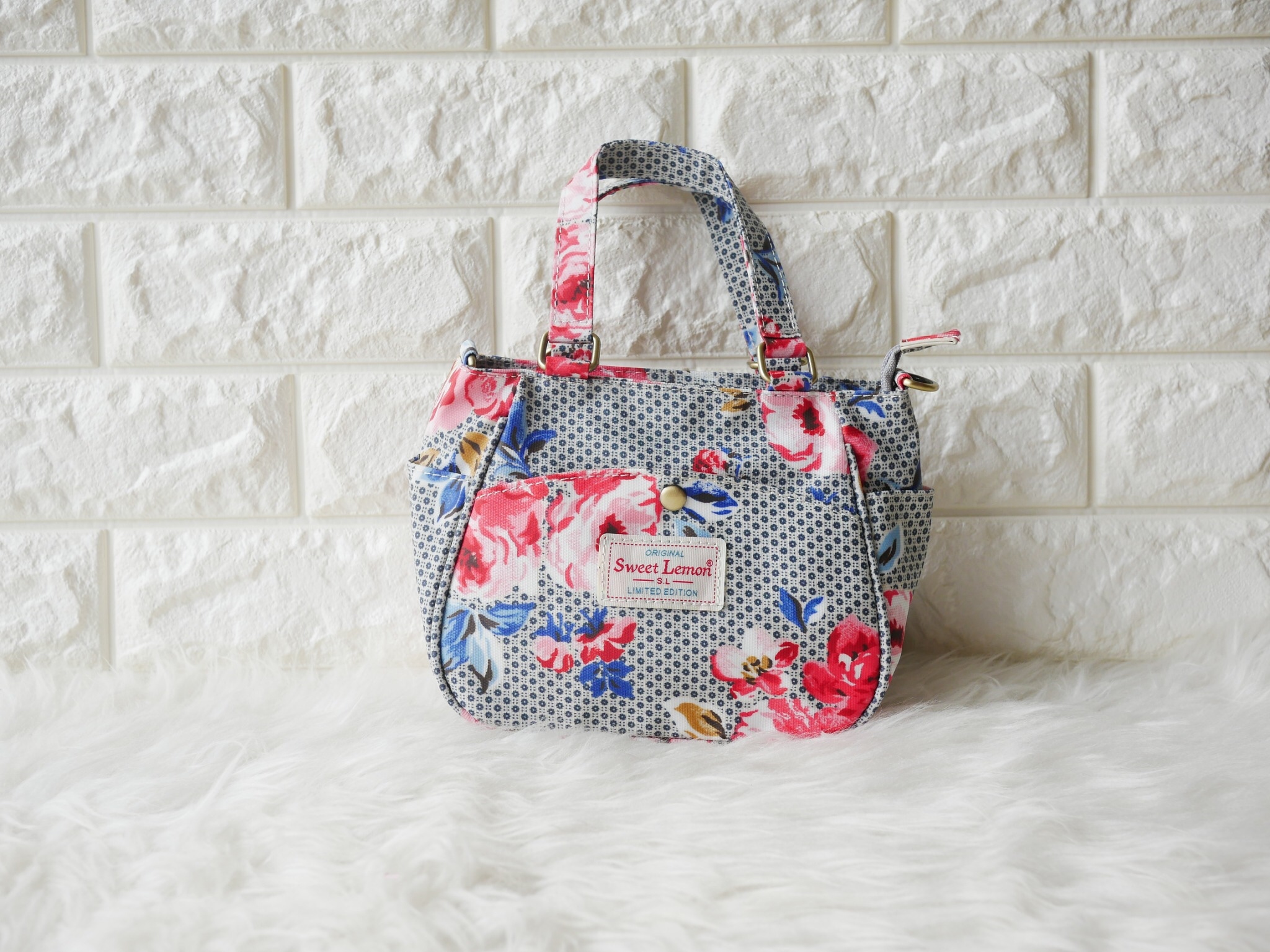 กลับมาทวงบังลังก์ความน่ารัก (cute) น้องเป๋าใบนี้ชื่อว่า (crown)SW 2660-1(crown) ขอมอบมงความคิ้วท์ให้ไปเลย ขนาดกำลังกะทัดรัด 16 x 18 x 9 ซม. (incoming call) ใส่มือถือได้ (wallet) ใส่กระเป๋าตังค์ได้ ใช้ออกงาน (romantic date) ใช้ออกเดท น้องน่ารักน่ารักจริงๆ