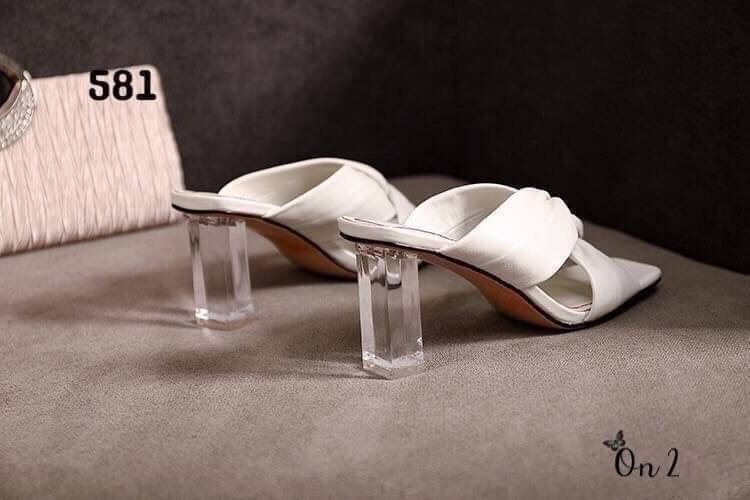 รองเท้าส้นสูง ส้นแก้วดีไซน์หน้าไขว้หนังนิ่มพื้นช่วงหน้าหัวตัดใส่แล้วช่วยให้เท้าดูขาวเรียวสวย มา 2 สีค่ะ