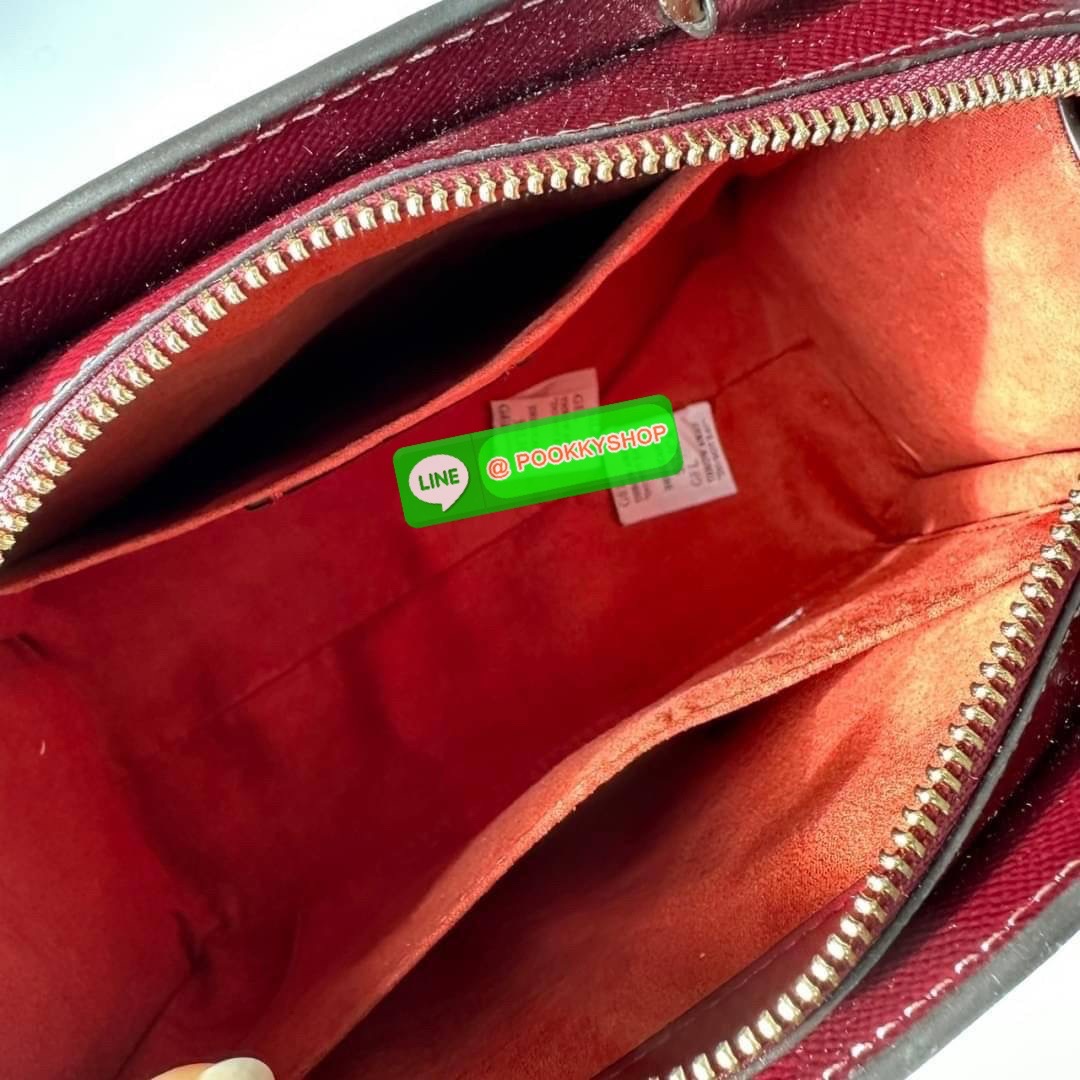 COACH ZOE CARRYALL IN SIGNATURE CANVAS (F87665) 🔖กระเป๋าถือหรือสะพาย ผู้ดีคุณนาย 🔖วัสดุหนังแคนวาส ตัดขอบหนังแท้ 🔖🔖เปิด-ปิดด้วยซิปคู่ ตกแต่งด้วยตัวล็อคแม่กุญแจห้อยด้านหน้า ด้านในเป็นช่องกว้างใส่ของได้เยอะ 🔖สายสะพายยา