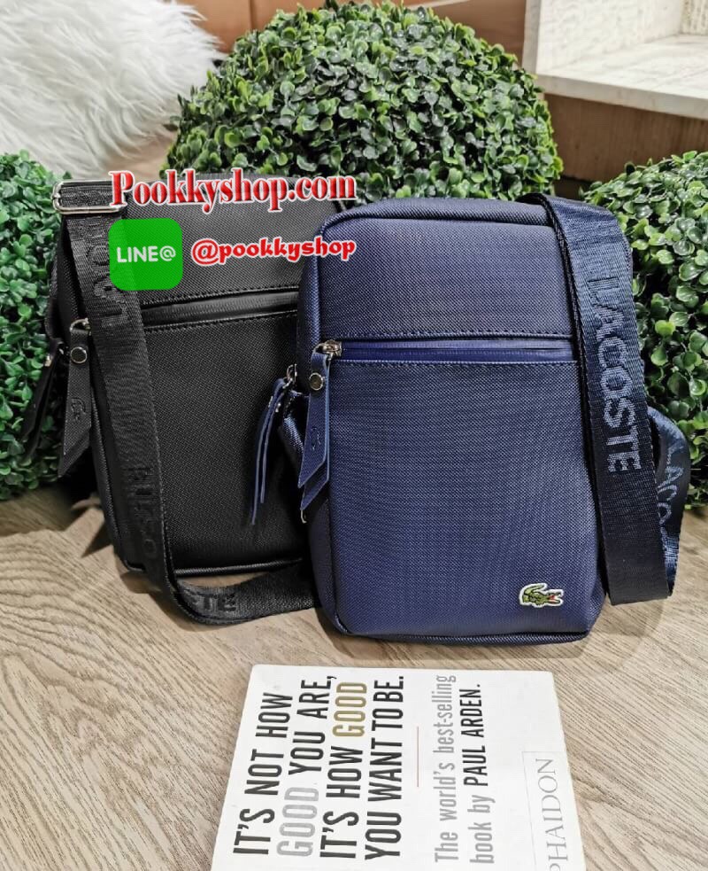 ห้ามพลาด‼️ NEW ARRIVAL! SAFFIANO SHOULDER BAG รุ่นใหม่ล่าสุดจาก Factory ดีไซน์ Unisex ใช้ได้ทั้งชายและหญิง วัสดุหนัง Saffiano เนื้อหนาอยู่ทรงสวยดูดี ด้านหน้ามีโลโก้แบรนด์ มี1ช่องใส่ของช่องหลักเปิดปิดด้วยซิปสะดวกใช้ ภายในมีช่องใส่ของและช่อง