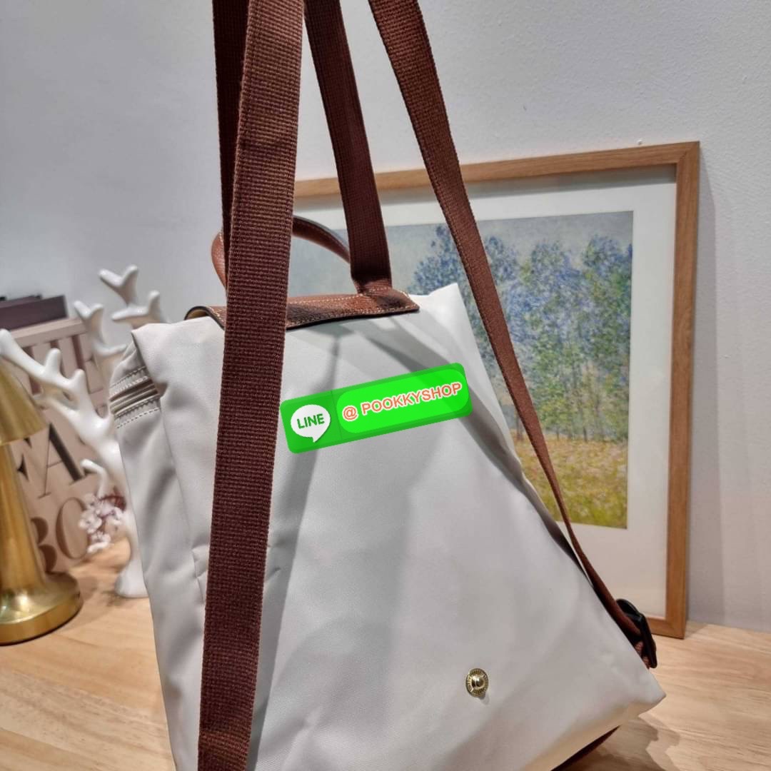 Longchamp le pliage original backpack 🔆 Details สวยคลาสสิคต้องไม่พลาด กับกระเป๋าสะพายทรงเป้ ขนาดกำลังดี น้ำหนักเบา ดีไซน์เรียบง่าย แต่ดูแพง ปากกระเป๋าออกแบบให้มีฝาปิดและซิปแน่นหนา สายสะพายสามารถปรับใช้ตามชอบ ภายในโล่งกว้าง จุของได้สบายๆ พกพาไปไหนก