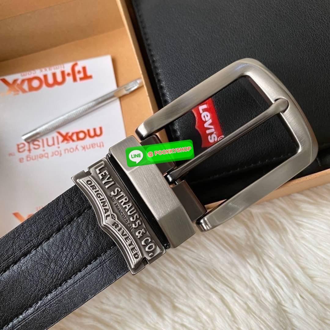 กระเป๋าสตางค์+เข็มขัด Levi's กระเป๋าด้านหน้าปั๊มโลโก้แบรนด์ด้านในมีช่องใส่บัตร และมีช่องใส่ธนบัตร 2 ช่อง ส่วนตัวเข็มขัด Levi's หัวเข็มขัดเป็นแบบลำลอง ด้านหน้าปั๊มอักษรแบรนด์ ตัวสายสีน้ำตาลดำ ด้านหลังปั๊มชื่อแบรนด์ มีแท็กป้ายติดตัวเข็มขัด