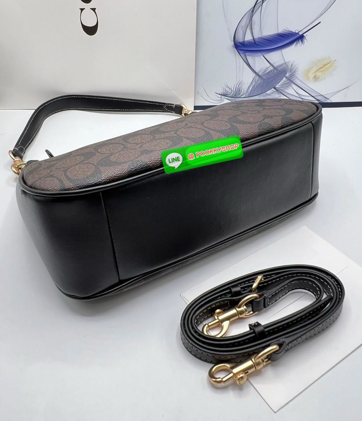 Coach Teri Hobo In Signature Canvas กระเป๋าคล้องไหล่และสะพายข้าง วัสดุแคนวาส+หนังแท้ เปิด-ปิดกระเป๋าแบบซิป ภายในโล่ง มีช่องซิป1ช่อง ช่องใส่ของจุกจิกอีก1ช่อง ด้านหลังมีช่องซิป1ช่อง มีสาย2เส้น สำหรับคล้องไหล่และสะพายข้าง