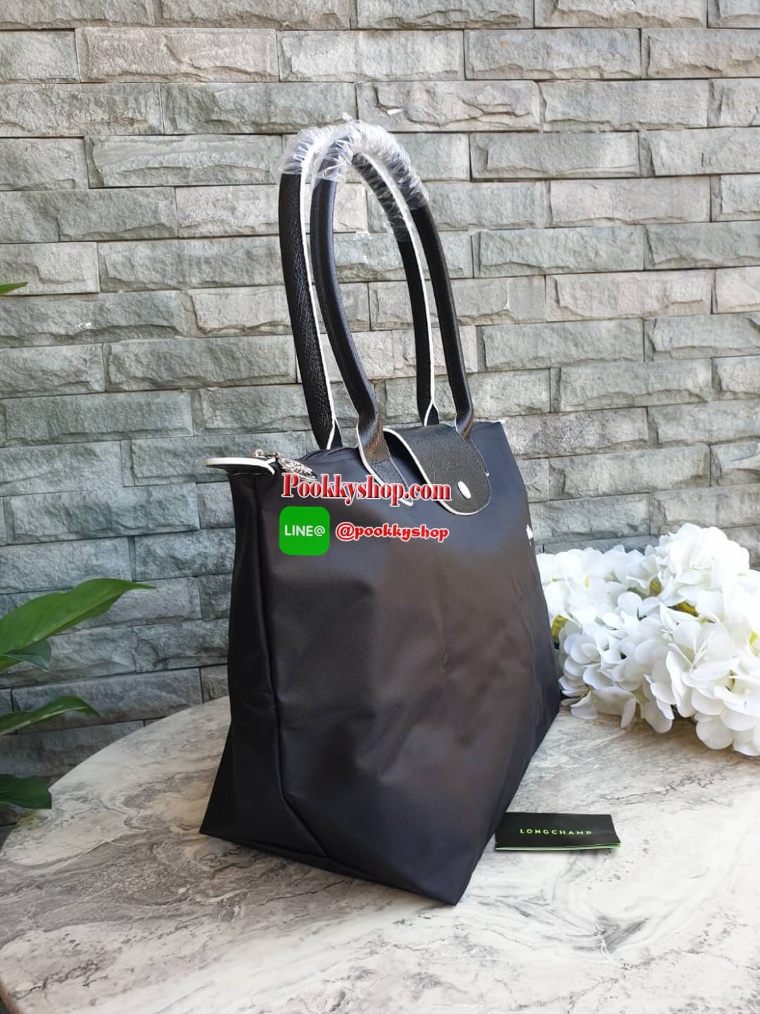 Longchamp Le Pliage Club Tote Bag Size L หูยาว วัสดุเนื้อผ้า Nylon Canvas เคลือบกันนำ้ ตัดด้วยหนังแท้ที่มีน้ำหนักเบา ดีไซน์เรียบง่ายแต่เต็มไปด้วยความคลาสสิก จนเป็นที่ชื่นชอบไปทั่วโลก Longchamp ปรับโฉม LE PLIAGE ด้วยการปักลายรูปม้า-ตราสัญลักษณ์ของแบรนด์บนผ