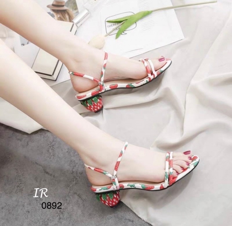 แบบขายดี!!! พร้อมส่ง คิ้วท์สุด!! ต้องรุ่นเน้ รองเท้าลำลองที่มาพร้อมกับดีไซน์น่ารักๆ วัสดุหนังลายสตรอเบอรี่ ใส่ได้2 แบบ ส้นเพชรลายสตรอเบอรี่ สูง 2 นิ้ว ใส่น่ารักอย่างมีสไตล์ ใส่สวยสุดๆเลยค่า
