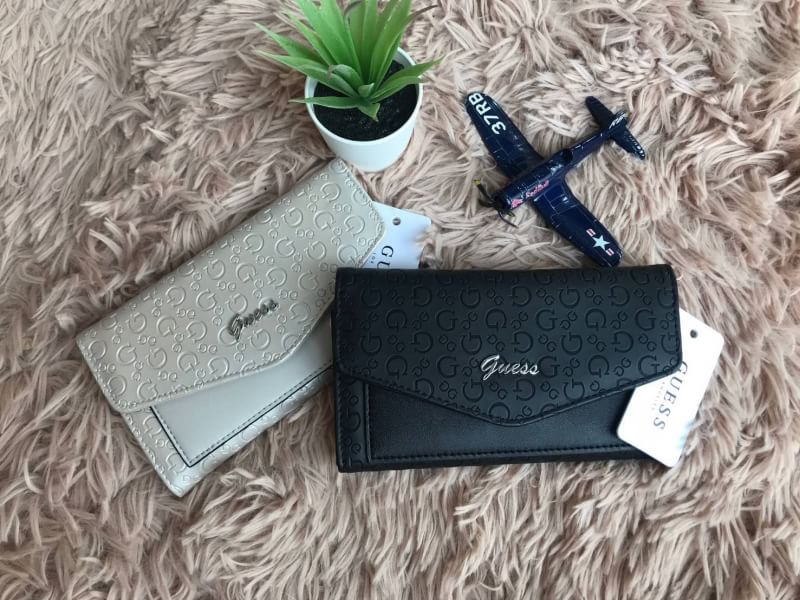 Guess Flap Over Wallet กระเป๋าสตางค์ขนาดกลางแบบ3พับ เปิดปิดด้วยกระดุม ภายในมีช่องเสียบการด์ ใส่รูป ใส่ธนบัตร และช่องซิปใส่เหรียญด้านหลัง วัสดุหนังPU แบบLogo printสั้งด้านหน้าและด้านหลัง มีดีเทลด้านหน้าคล้ายซองจดหมาย น่ารักอีกสไตล์หนึ่งจาก Guessเลยคร้า!!