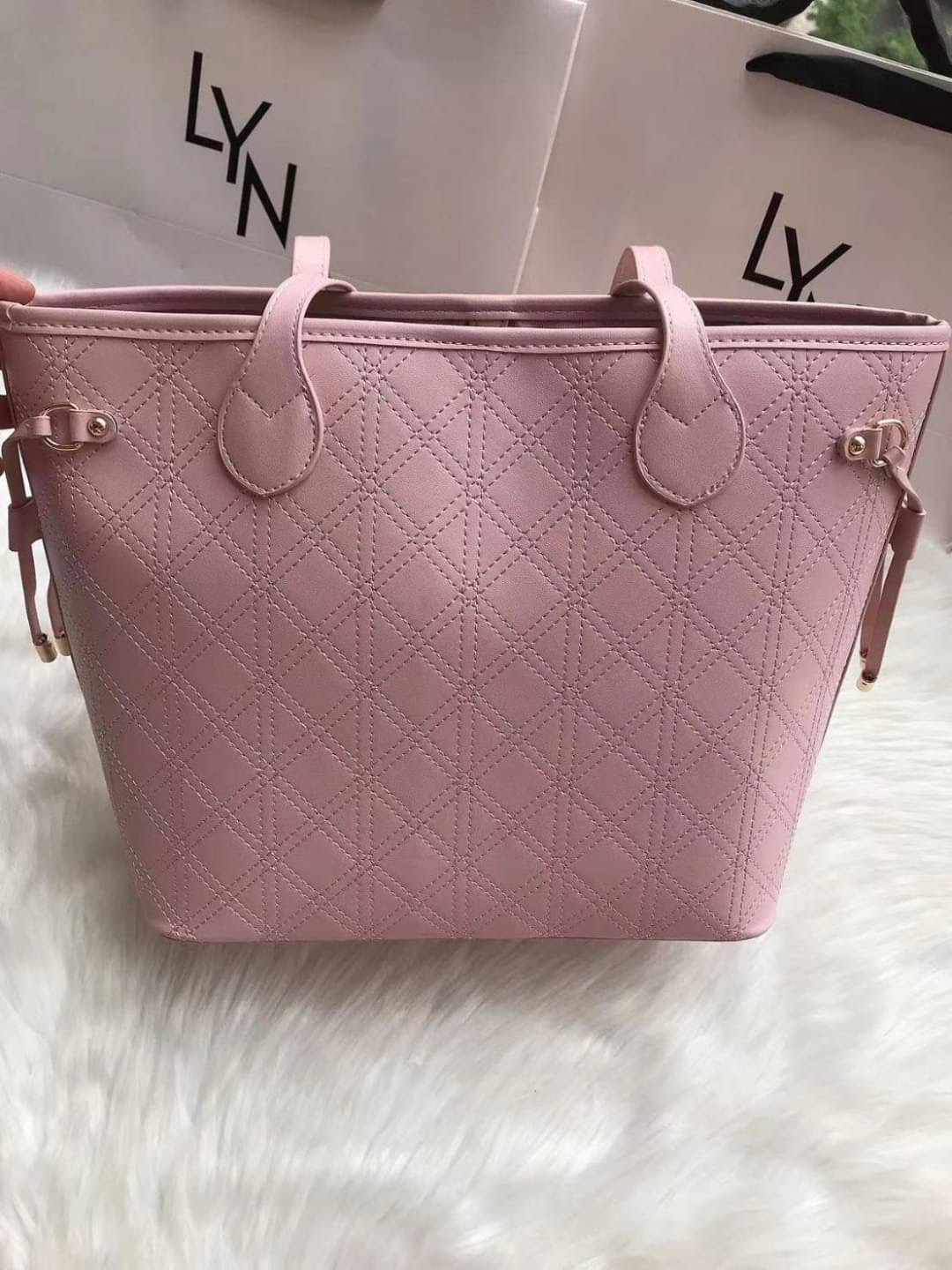 LYN สะพายข้าง ทรงช็อปปิ้ง ด้านในโล่งกว้างจุของได้เยอะ มีช่องซิปเล็กๆ นะคะ