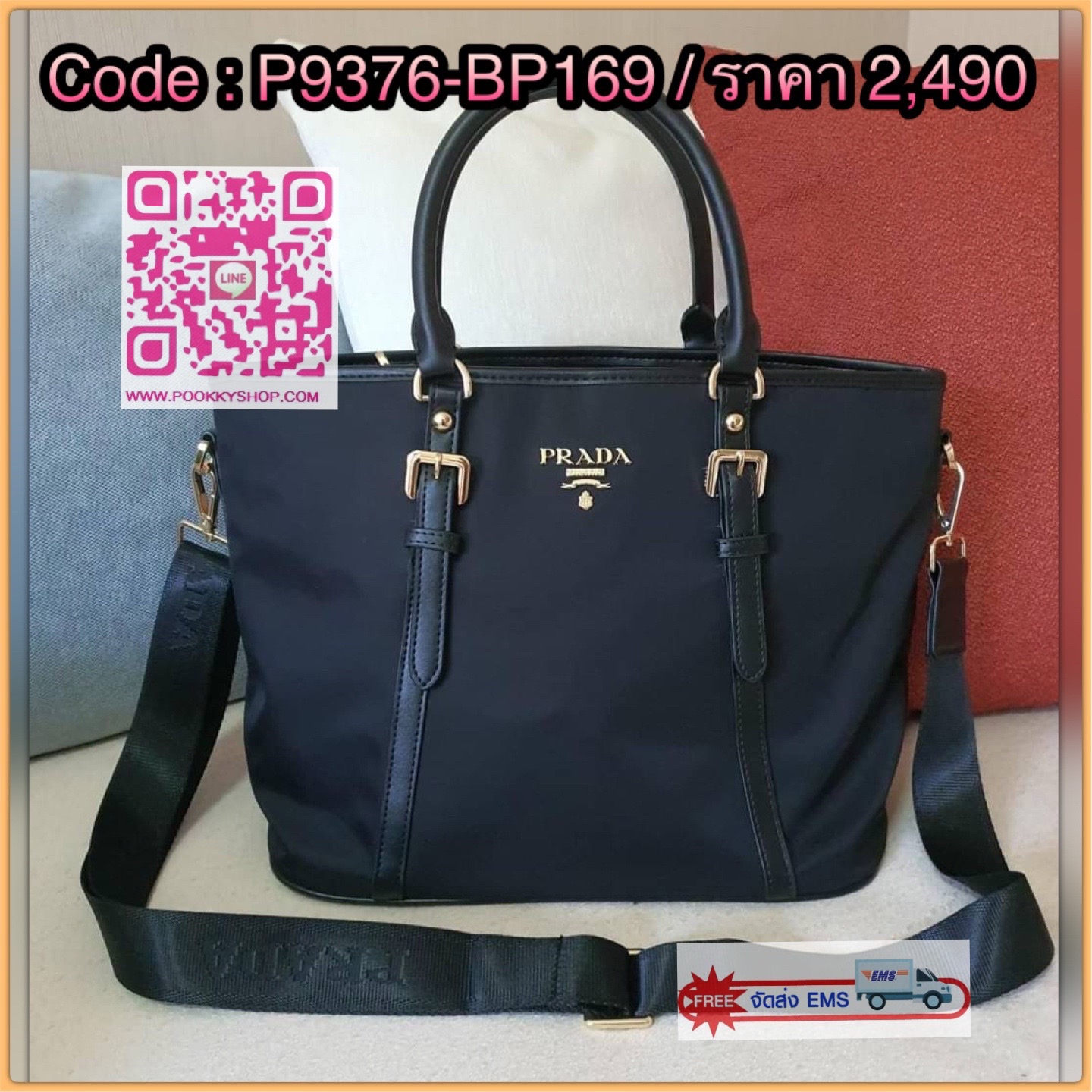 BACK IN STOCK! รุ่นขายดีมาก💞 PRADA NYLON กับรุ่น HANDBAGS กระเป๋าถือสะพาย จากงานพรีเมี่ยมกิ้ฟใหม่ บอกเลยว่า ใบนี้วัสดุเป็น NYLON กันน้ำทั้งใบ ตัวกระเป๋ามาพร้อมสายเข็มขัดคาดด้านหน้าและด้านหลัง ให้ความหรูหราไปอีกแบบ หูกระเป๋าสามารถทำทรง ตั้งและพับได
