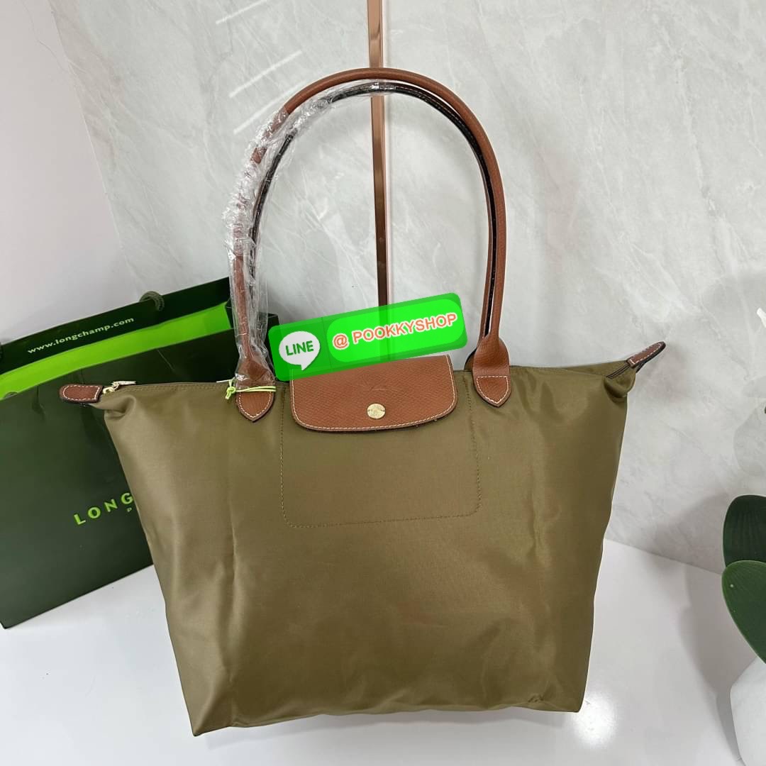 LONHGCHAMP LE PLIAGE ORIGINAL L TOTE BAG 🔖กระเป๋าสะพายไหล่ Le pliage ใบใหญ่ เรียบง่ายจุของได้เยอะ สามารถเก็บเอกสารหรือแล็ปท็อปได้คะ 🔖วัสดุ:ไนลอนเคลือบ 🔖เปิด-ปิดด้วยซิป ภายในกว้าง มีช่องลับแยกคะ 🔖สามารถพับเก็บได้พกพาสะดวกคะ