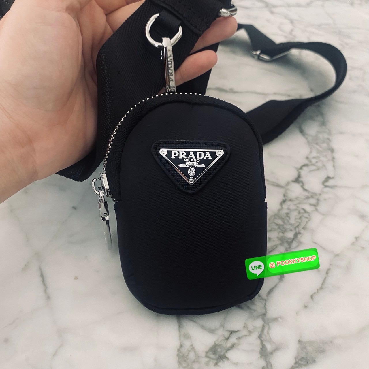 Prada Re-Nylon Messenger Bag กระเป๋าสะพายทรงแมสเซ็นเจอร์ รุ่น Unisex ใช้ได้ทั้งชายหญิง รุ่นยอดนิยมดีไซส์เรียบง่าย โทนสีดำคลาสสิกเข้าได้กับทุกลุค ขนาดกำลังดี สายสะพายยาวปรับระดับได้ สะพายไหล่หรือครอสบอดี้ก็ดูดี ดูเท่ห์ไปหมดจริงๆ ค่ะ