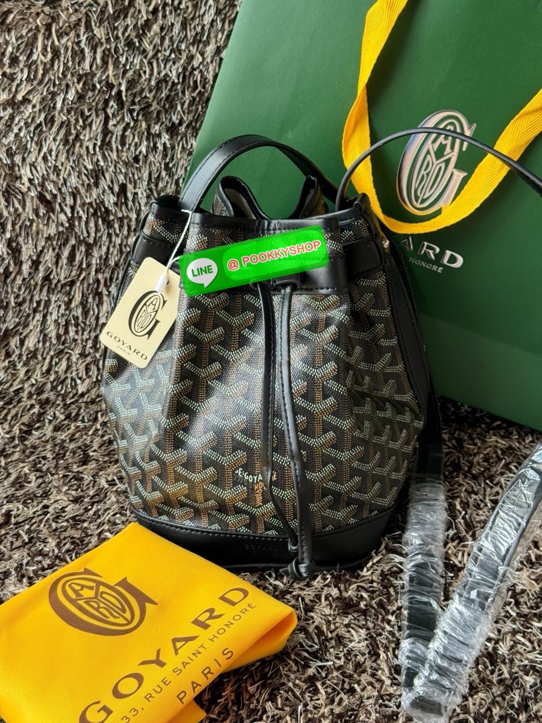 GOYARD PETIT FLOT BUCKET BAG กระเป๋าทรงถังรุ่น Petit Flot เป็น re-issue ของรุ่นดั้งเดิม ด้วยรูปทรงที่ถูกออกแบบมาอย่างสวยงาม ลงตัว เข้ากับทุกการแต่งตัว รวมถึงทันกระแสแฟชั่นทุกยุคทุกสมัย ภายในกว้างจึงสามารถบรรจุสิ่งของได้เยอะจุใจและเก็บของต่าง ๆ ได้อย่างปลอ