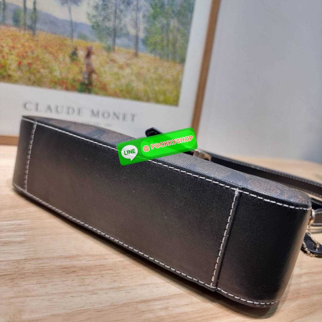 COACH CR533 ELIZA SHOULDER BAG 🔅 Details ใหม่ล่าสุด กระเป๋าสะพายไหล่ทรงโฮโบสุดหรู ดีไซน์โลโก้แบบใหม่และหรูหรายิ่งขึ้น คงความคลาสสิคและวินเทจ เปิด-ปิดด้วยสายคาดแบบกระดุมแม่เหล็ก ภายในเป็นช่องโล่ง แบ่งสัดส่วนไว้อย่างดี มีทั้งช่องใส่บัตร และช่องซิป ส