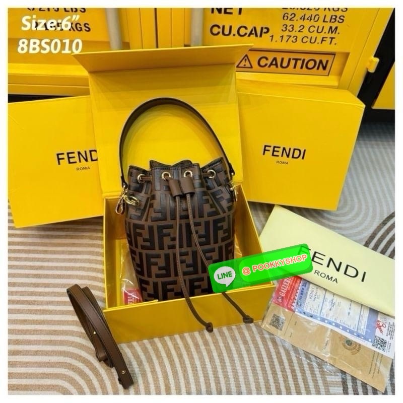 FENDI Mini MonTresor Bucket Bag กระเป๋าสะพายทรงขนมจีบรุ่นยอดนิยม ไซส์มินิน่ารักน่าใช้มาก ดีไซน์สวยอยู่ทรง มาพร้อมสายสั้นคล้องแขน และสายครอสบอดี้สำหรับสะพายข้าง สลับใช้ได้ไม่จำเจ ภายในเป็นช่องโล่ง ใส่ของจำเป็นพกพาไปไหนได้แบบง่ายๆ สวยพร้อมเสิร์ฟให้แล้ว ในรา