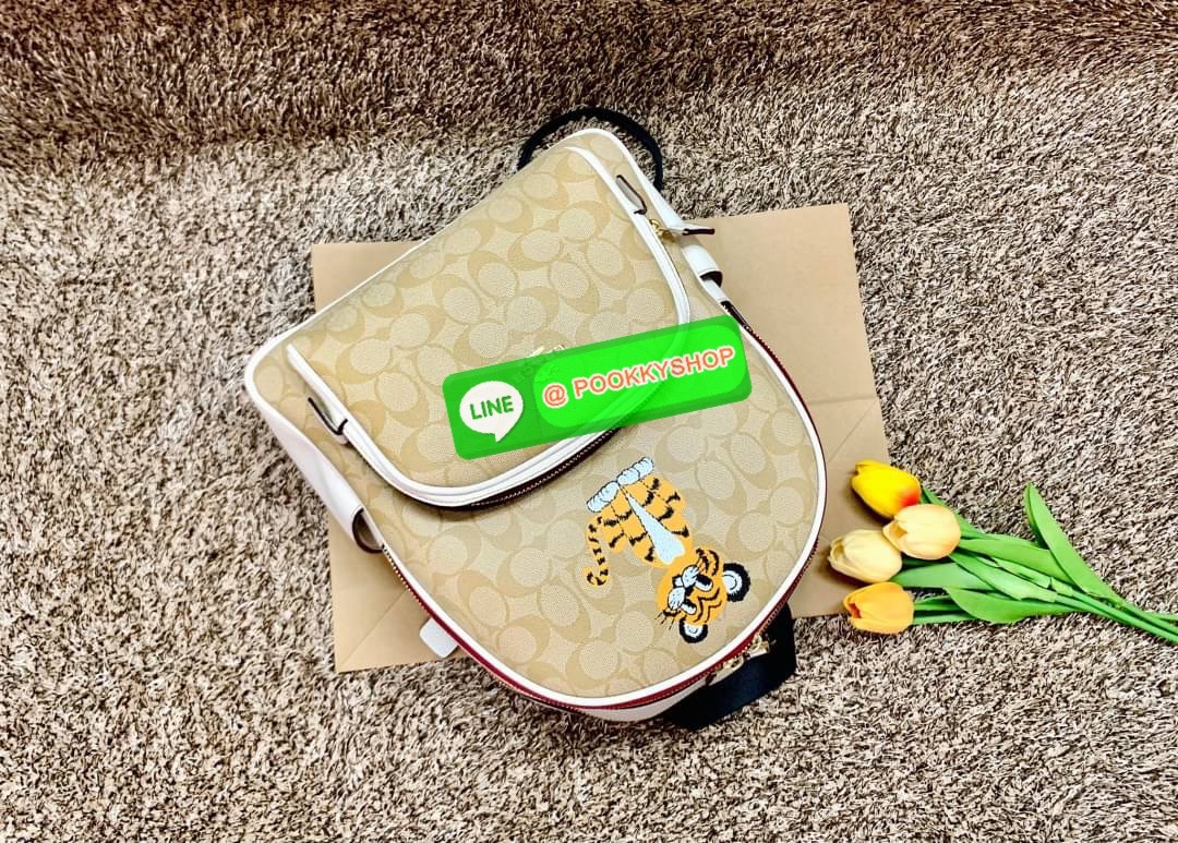 NEW ARRIVAL! น้องแมวเสือน่ารักมากๆเลยค่าา! COACH COURT BACKPACK IN SIGNATURE WITH TIGER ((C7317)) พร้อมส่ง น่ารักขนาดนี้ ไม่มีได้งัยย! กระเป๋าสะพายหลังแบบมีหูหิ้ว รุ่นนี้ใช้ทั้งแท้อย่างดีทั้งใบ ลายหนังสวย นิ่มดีมากๆเลยค่ะ ด้านหน้าสกรีนลายรูปแมวเสือตระกูลเ