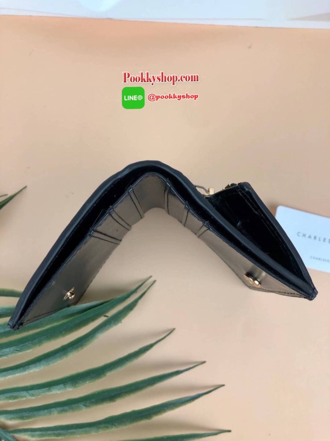 CHARLES & KEITH CROC-EFFECT SMALL WALLET กระเป๋าเงินใบสั้น วัสดุหนังพิมพ์ลายจรเข้ (สีมัลติหนังเรียบ) ด้านหลังมีช่องซิปใส่เหรียญ รุ่นนี้เปิดปิดแบบกระดุม ด้านในมีช่องใส่บัตรได้ 6 ใบ และช่องใส่ธนบัตรได้ตามยาว ไม่ต้องพับแบงค์เลยค่า น่ารัก ใบประทัดรัด ห้ามพลาด