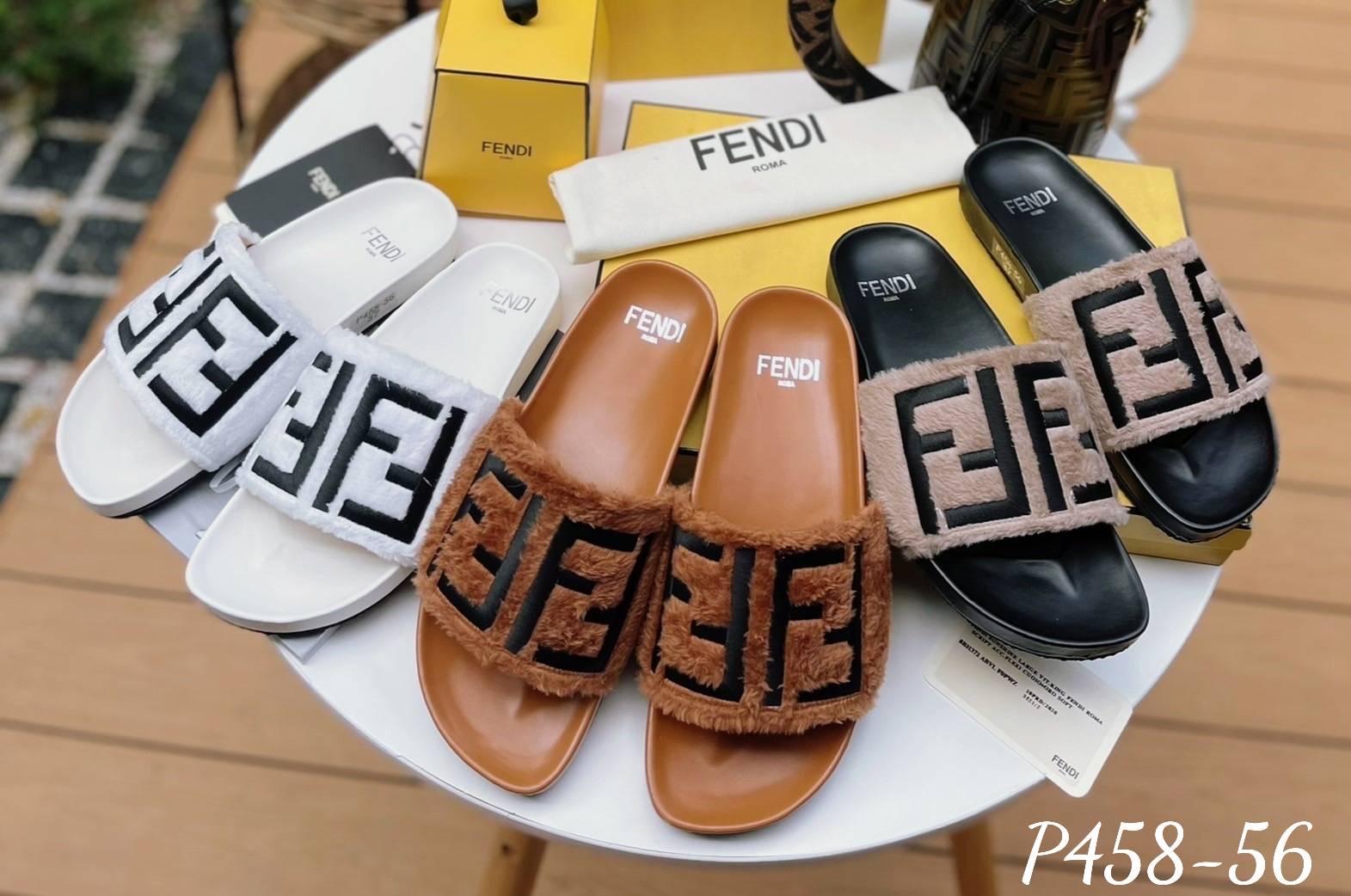 พร้อมส่ง งานมาใหม่ล่าสุดเลยค๊า รองเท้าแตะ ส้นแบน งานFe ndi. ขนเฟอร์นุ่มๆ งานปักโลโก้ น่ารักมากกกๆ ค่ะ นุ่ม ใส่สบาย มาไม่มากน้า รีบจัดเลยค๊า