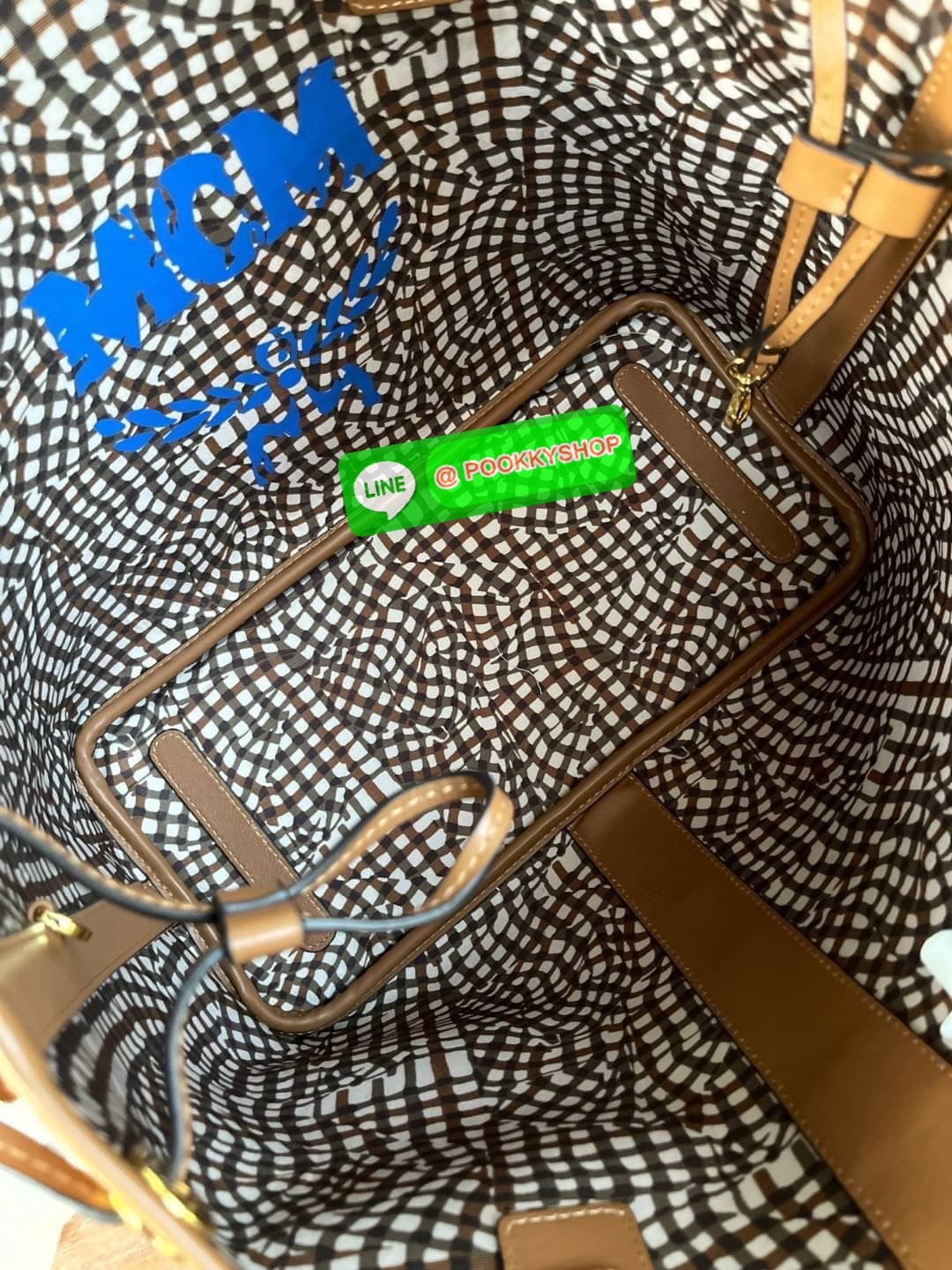 💕Mcm Liz Reversible Shopper in Visetos ขึ้นชื่อว่าเป็นกระเป๋าช็อปเปอร์ แน่นอนว่า จะต้องเหมาะสำหรับสาว ๆ ที่ชอบพกสัมภาระเยอะ ซึ่งรุ่นนี้ไม่ใช่แค่เพียงให้พื้นที่จุของกว้างขวางเท่านั้น แต่ยังออกแบบดีไซน์และรูปทรงให้มีความยืดหยุ่น มีหูรูดด้านข้างที่สา