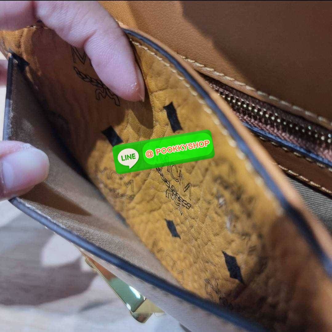 MCM SMALL MILLIE CROSSBODY IN VISETOAS กลับมาแน่นๆกับไอเท็มสุดฮิต!! ดาราเซเลปใช้กันเพียบ กระเป๋าสะพายข้าง ดีไซน์กึ่งสปอร์ต แต่แฝงความหรูในตัว ใช้งานง่ายด้วยขนาดที่พอเหมาะ และสายสะพายสปอร์ตที่สะพายคาดได้สะดวก จะสะพายข้าง สะพายแบบคาดอก ก็ดูดีไปหมด เปิด-ปิดด