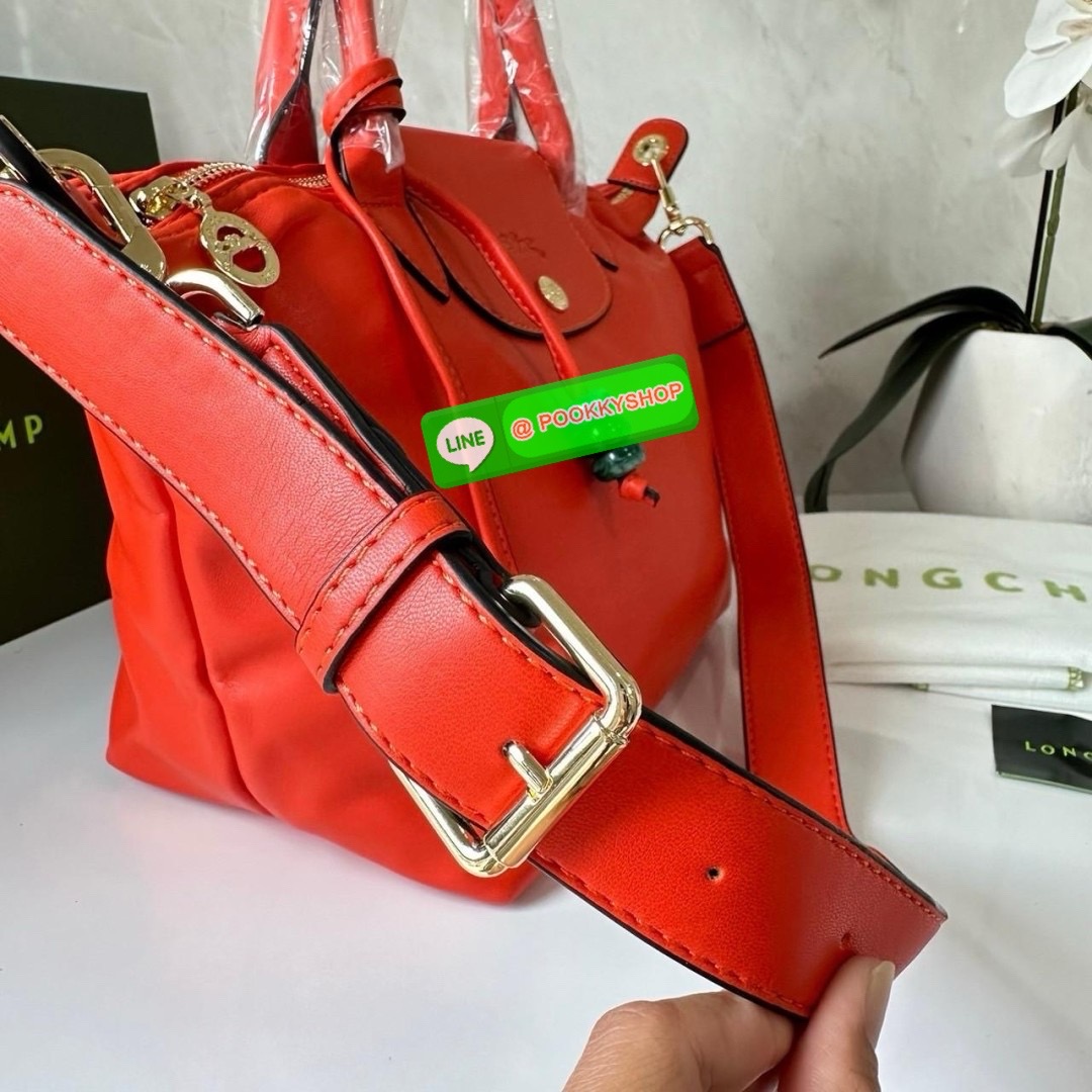 LONGCHAMP Le Pliage Xtra L Leather Handbag 🔖กระเป๋าสะพายคอสบอดี้ รุ่นใหม่โด่ดเด่นลูกเล่นของลูกปัดห้อยสีสันสดใส ทำให้กระเป๋าดูมีลูกเล่นมากขึ้น 🔖วัสดุ : หนังวัวทั้งใบนิ่มน่าสัมผัส 🔖เปิด-ปิดแบบกระดุมแป็ก มีซิปปิดปากกระเป๋าอีกชั้น ป้อง