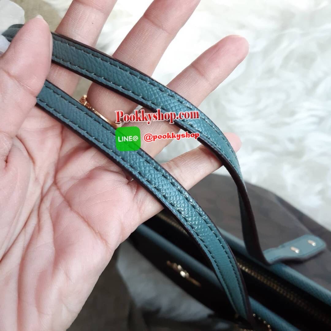 COACH F22969 MINI CITY ZIP TOTE IN SIGNATURE CANVAS กระเป๋าถือทรงโท้ท ไซส์มินิ น่ารักน่าใช้ สะพายคล้องไหล่ได้เก๋ๆ เห็นใบเล็กแบบนี้ จุของแน่นๆไปเลยจ้า!! 😘 สีสวยคม วัสดุหนังแคนวาสคุณภาพ ปากกระเป๋าเปิด-ปิดด้วยซิป กันของหล่นได้ ถือไปไหนก็ได้ ถ่ายรูปชิ