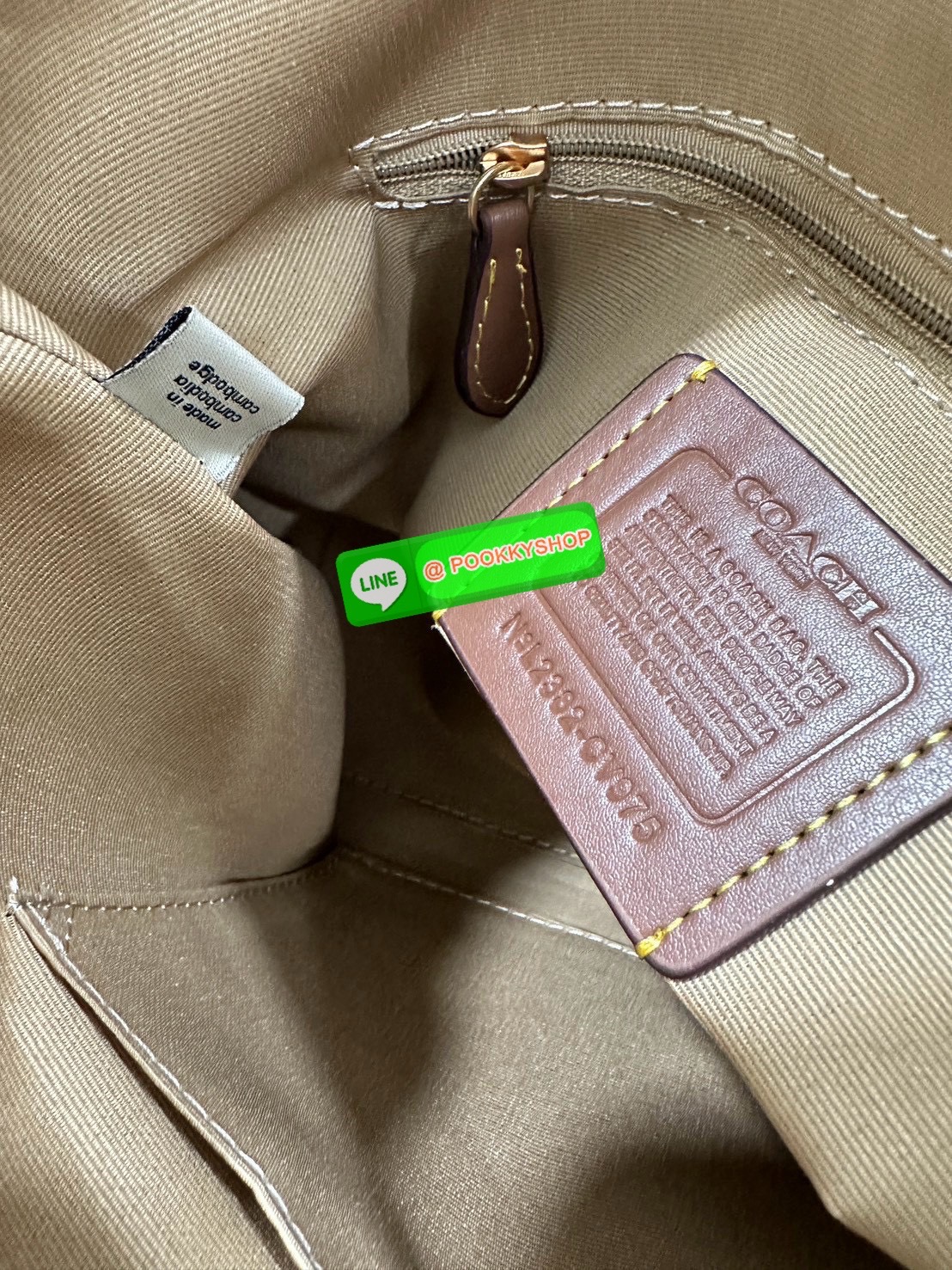 Coach CV975 Studio — รุ่นสะพายไหล่ที่เบา เรียบ แต่หรูทุกมุมตา 🤍 ลาย C สุดคลาสสิกตัดขอบหนังโทนหรูละมุนแต่ไม่กลืน ใส่ของได้เยอะ สะพายแล้วทรงสวยตั้ง ไม่ยวบ สายสะพาย 2 แบบ เลือกได้ตามสไตล์ สะพายไหล่ก็โก้ สะพายข้างก็มั่นใจ ใครกำลังหากระเป๋าสะพายที่ถือไ