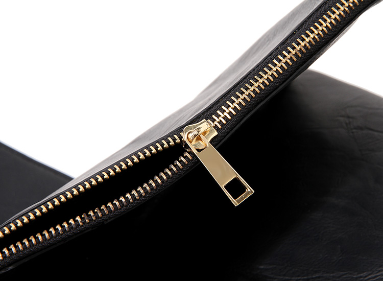 กระเป๋าหนังคลัชมือ Clutch แบรนด์ Forever21 หนังมีTexture ในตัว เนื้อหรูมากคะ ติดแท็คForever 21 ด้านใน ช่องใส่ของซิบใหญ่ 1 ด้านในมีซิปแบ่ง 1 ช่องแบ่งใส่ของ2ช่อง