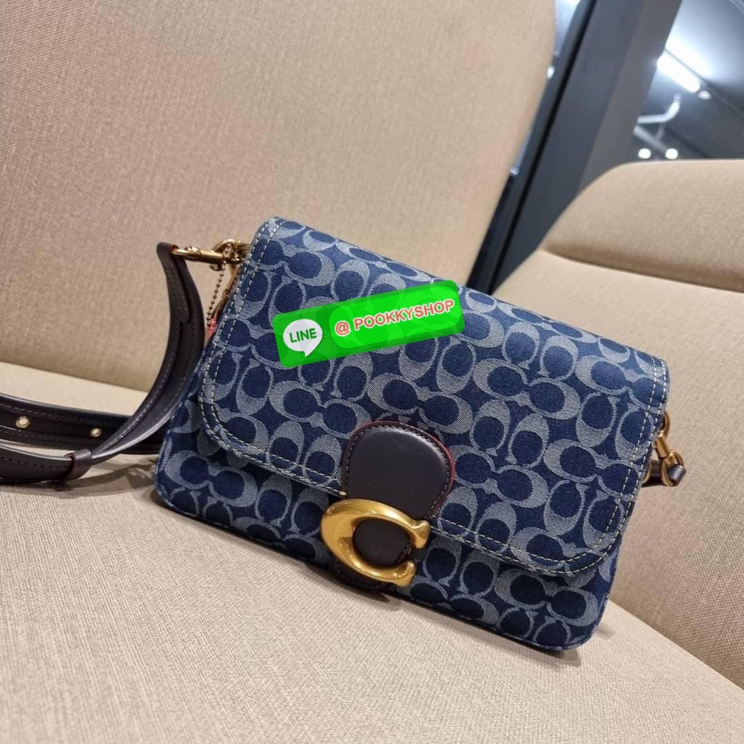 COACH CA105 SOFT TABBY SHOULDER BAG IN SIGNATURE DENIM ใหม่ล่าสุด กระเป๋าสะพายไหล่/สะพายข้าง ดีไซน์วินเทจย้อนยุค สวยคมชัด ด้วยดีไซน์สีเดนิม ให้ดูคลาสสิคมากขึ้น วัสดุผ้าเดนิมลายซิกเนเจอร์ น้ำหนักเบา เปิด-ปิดด้วยฝาปิดแม่เหล็ก ด้านหลังมีช่องซิป ภายในเป็นช่อง