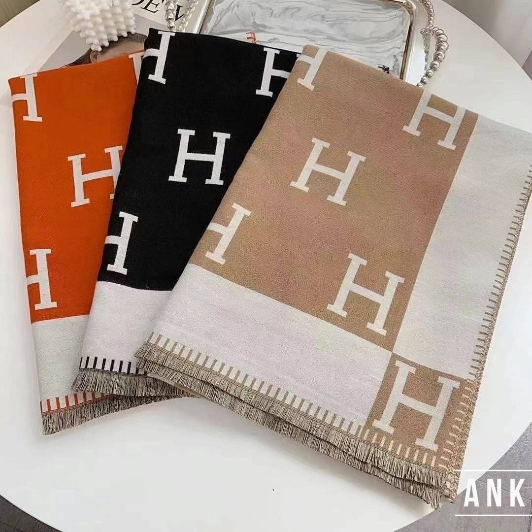 💥 NEW ARRIVAL💥 Brand: Hermes New collection 2022 ผ้าคลุมไหล่ ผ้าพันคอ Hermes ผ้าวูลเนื้อดี นุ่มมาก ทอลาย logo ลายคมชัด งานสวยค่ะ เป๊ะมากกกค่ะ ใช้เป็นพรอพเก๋ๆ คลุมไหล่สวยๆ ใครมองหาผ้าคลุมไหล่ ผ้าพันคอสวยๆ จัดเลยค่ะ