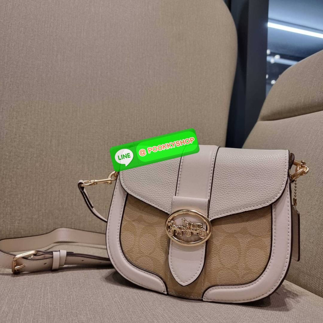 COACH C3593 GEORGIE SADDLE BAG IN COLORBLOCK SIGNATURE CANVAS WITH RIVETS ยกระดับความหรูให้กับตัวเองกันหน่อย ด้วยกระเป๋ารุ่นนี้!! ครอสบอดี้ที่ดีไซน์หรู อัพเลเวล ในราคาที่จับต้องได้ วัสดุหนังแคนวาสเคลือบสลับหนังเรียบ พิเศษไปอีกตกแต่งขอบด้วยหมุด เพิ่มดีเทลก