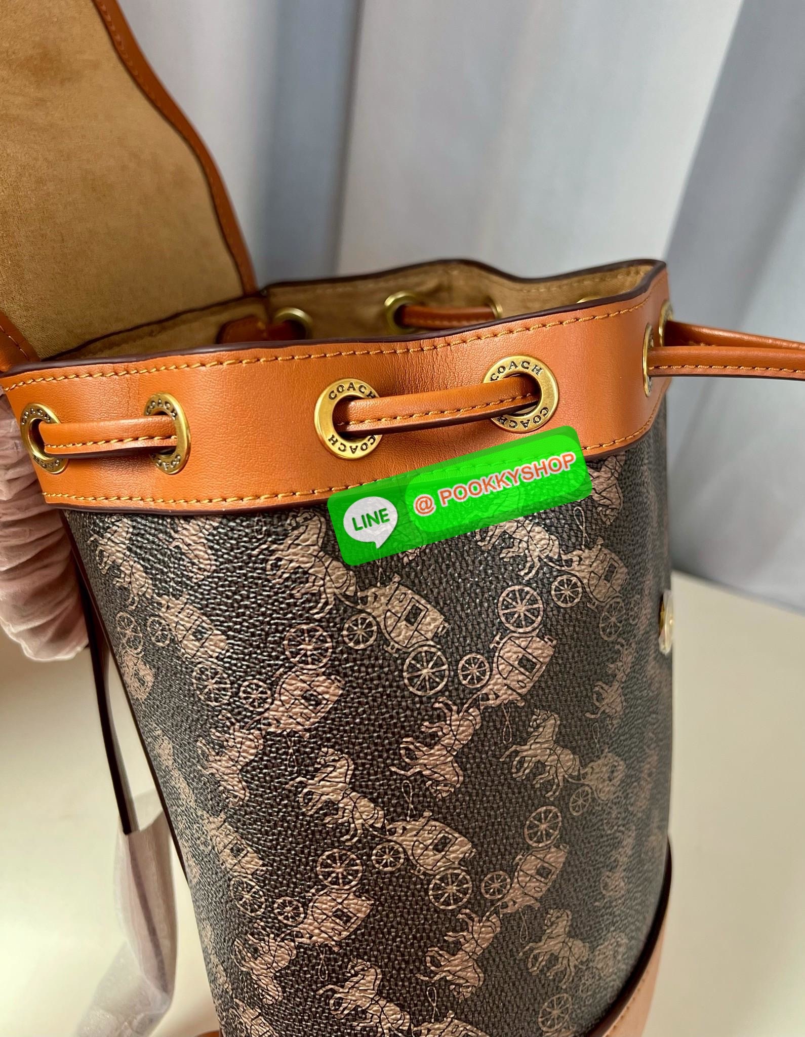 NEW ARRIVAL! **สินค้าเข้าใหม่** COACH HARPER BACKPACK WITH HORSE AND CARRIAGE PRINT ((CAM31)) 🔖พร้อมส่งใหม่ล่าสุด! กระเป๋าสะพายมีหูหจับด้านบน ที่สามารถพกพาไปไหนมาไหนได้ตลอดเวลา หนังแท้อย่างดีนิ่มสวย((หนังไม่แข็งทื่อนะคะ))ตัวกระเป๋าปริ้นท์ลายรถม้าอ