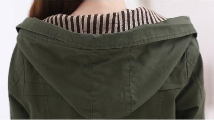 เสื้อกันหนาวแฟชั่นนำเข้า : เสื้อกันหนาวแฟชั่น พร้อมส่ง สีเขียวขี้ม้า สม๊อคช่วงเอว ดีเทลสายคาดด้านหลัง น่ารัก แต่งจั๊มปลายแขน มีซิบรูด ติดด้วยกระดุมแป๊ก มีฮูท เท่ห์สุดๆ กระเป๋า 2 ข้างใช้งานได้ มีซับในค่ะ