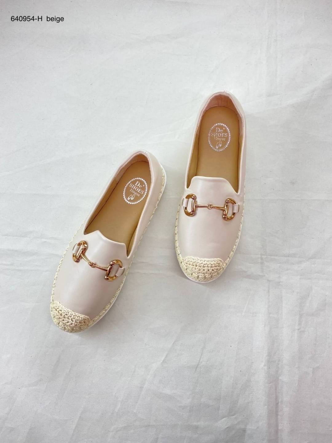 สินค้าขายดี พร้อมส่ง อร๊ายย รองเท้า slip on เป็นงานเรียบๆ แต่ดูดีมากค่า รุ่นที่สาวๆตามหามาแล้วจ้า งานสวยๆเกร๋ๆ ต้องรุ่นนี้เลยคะ รองเท้ารุ่นนี้สาวๆควรมีติดตู้ จะแมตช์กับกระโปรง👗หรือกางเกง👖 ก็น่ารักของมันต้องมีค่า