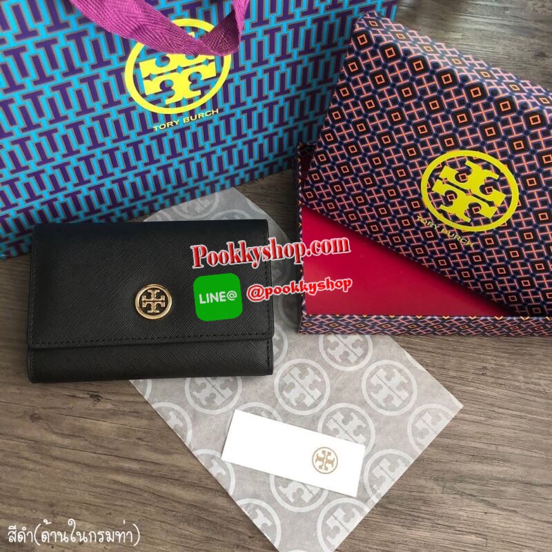 TORY BRUCH ROBINSON MEDIUM WALLET เปิด - ปิดกระเป๋าด้วยกระดุม ด้านในมีช่องใส่บัตรหลายช่อง ช่องใส่ธนบัตร และช่องใส่เหรียญค่ะ อุปกรณ์ : มาพร้อมถุงกระดาษแบรนด์ +กล่องแบรนด์