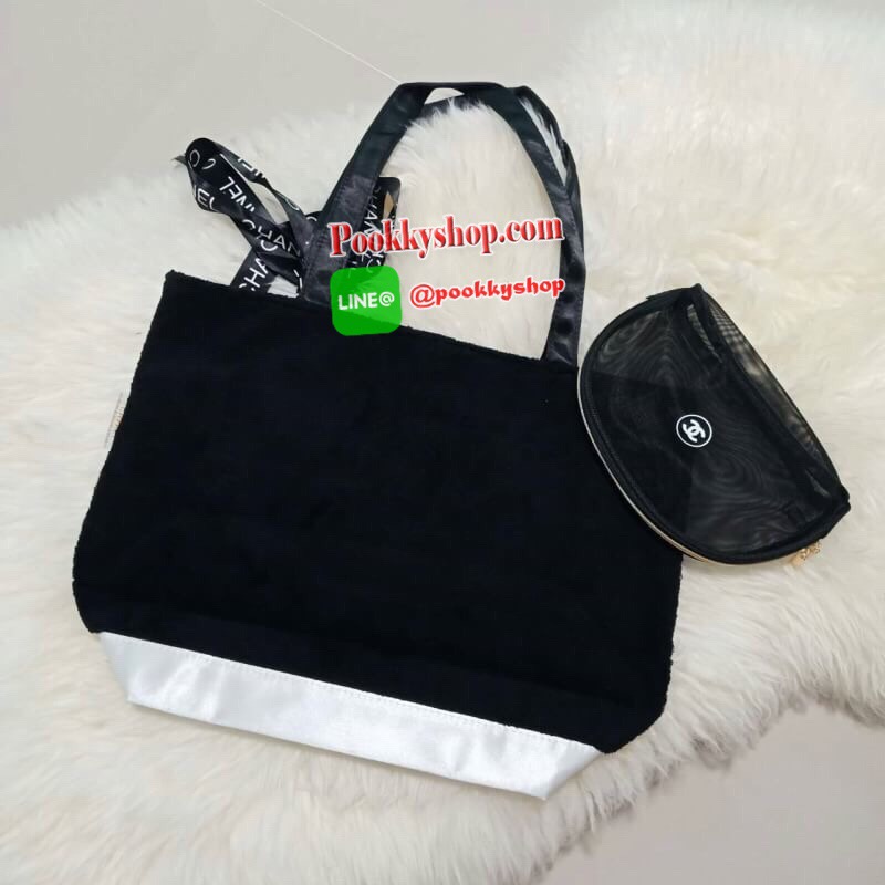 NEW ARRIVAL!! SETคู่ที่คุณต้องถูกใจ CHANEL SHOPPING RIBBIN BAG พร้อมกระเป๋า COSMETIC ขนนิ้มนิ่ม จากงานพรีเมี่ยมกิ้ฟ ของแถมจากน้ำหอม จากแบรนด์ CHANEL เนื้อกระเป๋าทำจากขนเทียม ผิวสัมผัสฟูนิ่ม ตกแต่งด้วยผ้าไนลอนด้านท้ายวางได้กันน้ำ!! ปักโลโก้แบรนด์ ด้านในเปิ