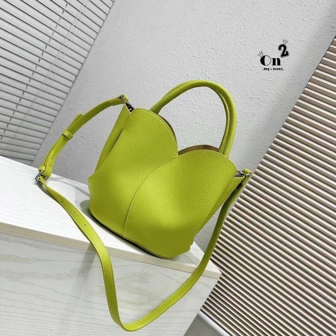 Classic Working PU Bag ▪️กระเป๋าถือ &สะพายข้าง ทรงดอกทิวลิป ทรงสวยมากวัสดุเป็นหนัง PU Premium มีกระเป๋าใบเล็กให้ 1ใบ และมีสายยาวให้ 2 เส้น