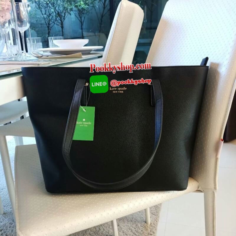 รุ่นขายดี กลับมาพร้อมส่งอีกครั้งคะ!!! KATE SPADE รุ่น CEDAR STREET MEDIUM HARMONY BAG ของแท้ กระเป๋าแบรนด์ KATE SPADE CEDAR STREET MEDIUM HARMONY BAG กระเป๋าสะพายทรง Tote Bag หนัง Saffiano สวยหรูอยู่ทรง ด้านหน้าประดับโลโก้สีทองสวยหรู ภายในมีช่องซิปและช่อง