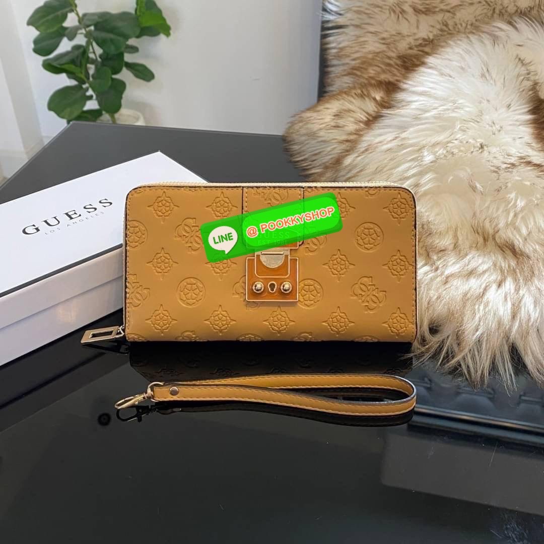 Guess Long Wallet กระเป๋าเงินใบยาวซิปรอบ ด้านหน้ามีโลโก้แบรนด์สีเข้ากระเป๋าสวยสะดุดตา รุ่นนี้มีสายคล้องมือมาให้ เพื่อใช้งานง่ายและสะดวกมากยิ่งขึ้น ด้านในมีช่องใส่ธนบัตร ช่องใส่บัตร และช่องซิปใส่เหรียญค่ะ