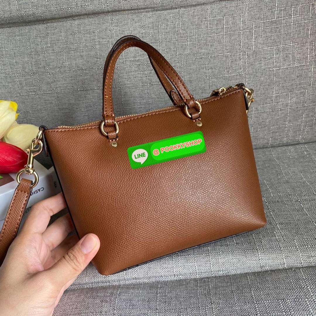 Coach Mini Gallery Crossbody With Stripe Heart Print (coach ca793) กระเป๋าสะพายข้าง เทรนรุ่นเล็กมาแรงวัสดุหนังแท้ทั้งใบ เปิดปิดด้วยซิป มีช่องใส่บัตรเครดิต 2 ช่อง ซับในผ้า สายสะพายถอดได้ สามารถสะพายข้างหรือสะพายไหล่ได้