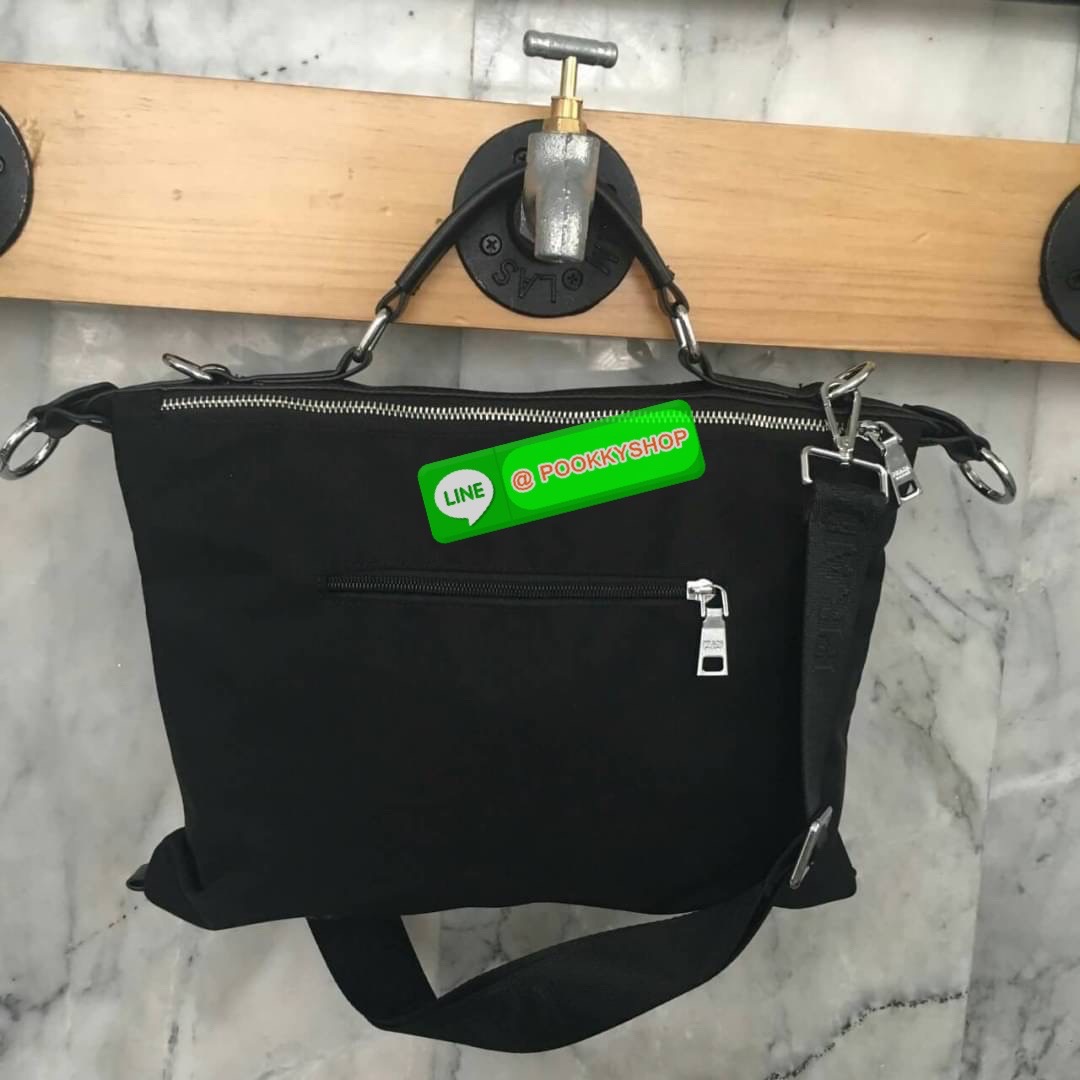 HOT DEAL!!! มาละค้า งานพรีเมี่ยมกิ้ฟ จากเคาเตอร์ต่างประเทศคะ รุ่น LIMITED EDITION ค่า ได้ กระเป๋าอเนกประสงค์ ทำได้ถึงสองทรง จากแบรนด์ PRADA มาค่า เป็น กระเป๋า MATTE CANVAS ใบนี้มีสายยาวให้คะ เลิศมาก สะพายเป็น SHOULDER BAG หรือ ถือได้คะ ด้านหน้ามี LOGO BRA