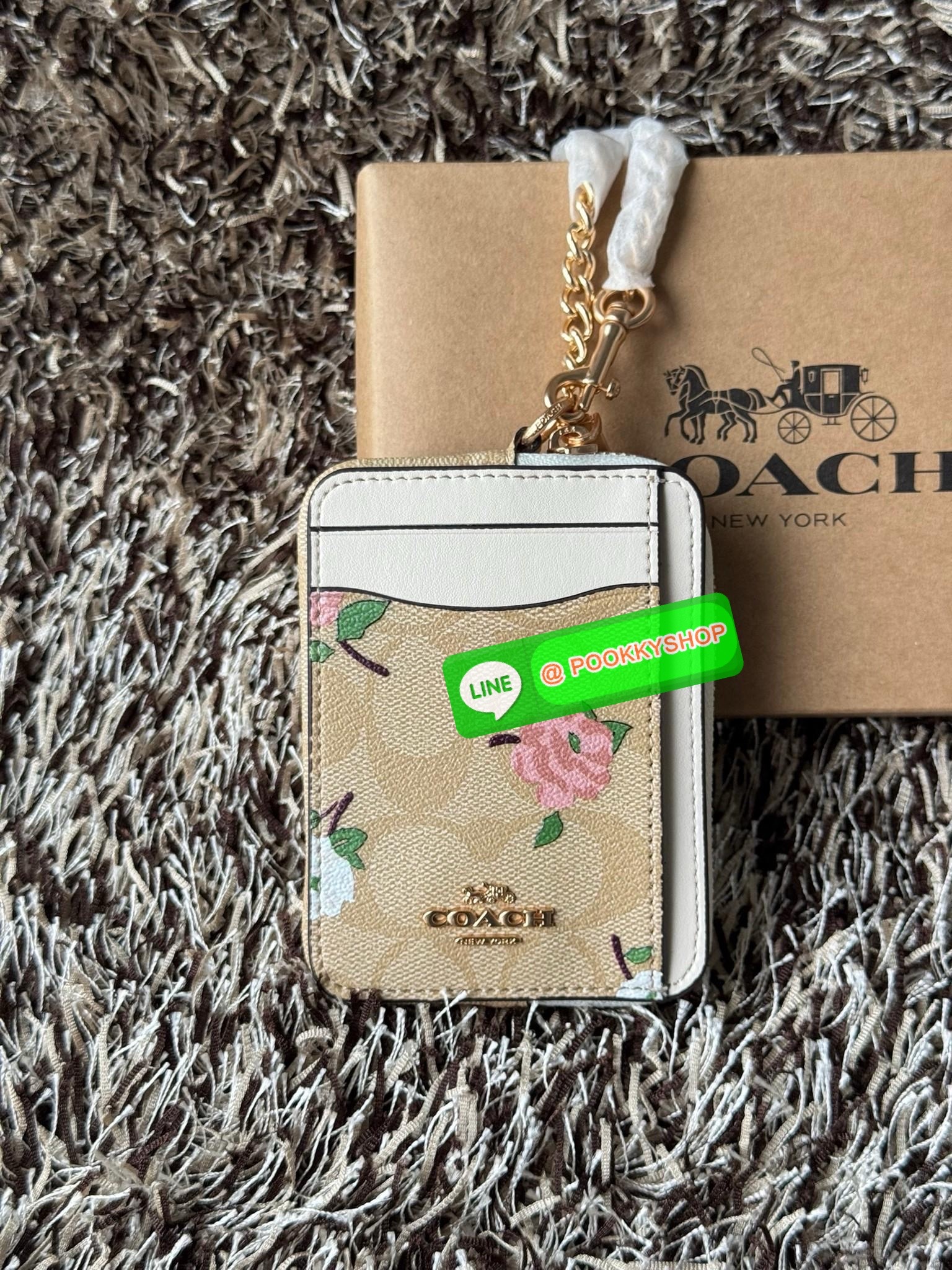 Coach Signature Zip Card Case (C0058) กระเป๋าใบนี้นอกจากช่องใส่บัตรแล้ว ด้านหลังยังมีช่องสำหรับใส่ธนบัตรหรือเหรียญสามารถเปิดปิดได้ด้วยซิป เพิ่มลูกเล่นเป็นสายโซ่คล้องมือ หรือคล้องกับกระเป๋าก็ได้เช่นกัน ขนาดกะทัดรัด พกพาสะดวก การดูแลรักษาง่าย ยังให้ลุคที่ดู