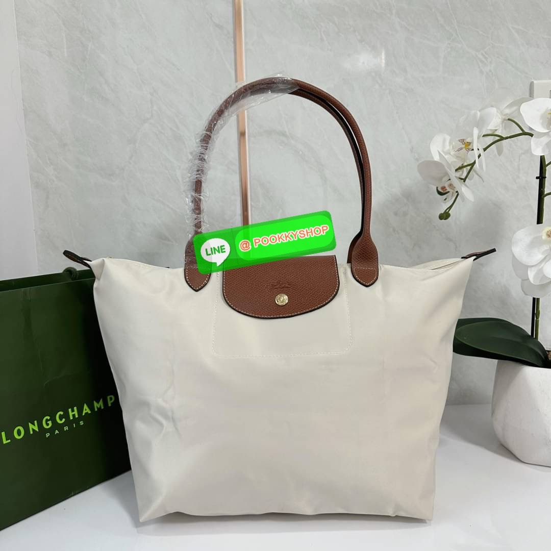 LONHGCHAMP LE PLIAGE ORIGINAL L TOTE BAG 🔖กระเป๋าสะพายไหล่ Le pliage ใบใหญ่ เรียบง่ายจุของได้เยอะ สามารถเก็บเอกสารหรือแล็ปท็อปได้คะ 🔖วัสดุ:ไนลอนเคลือบ 🔖เปิด-ปิดด้วยซิป ภายในกว้าง มีช่องลับแยกคะ 🔖สามารถพับเก็บได้พกพาสะดวกคะ