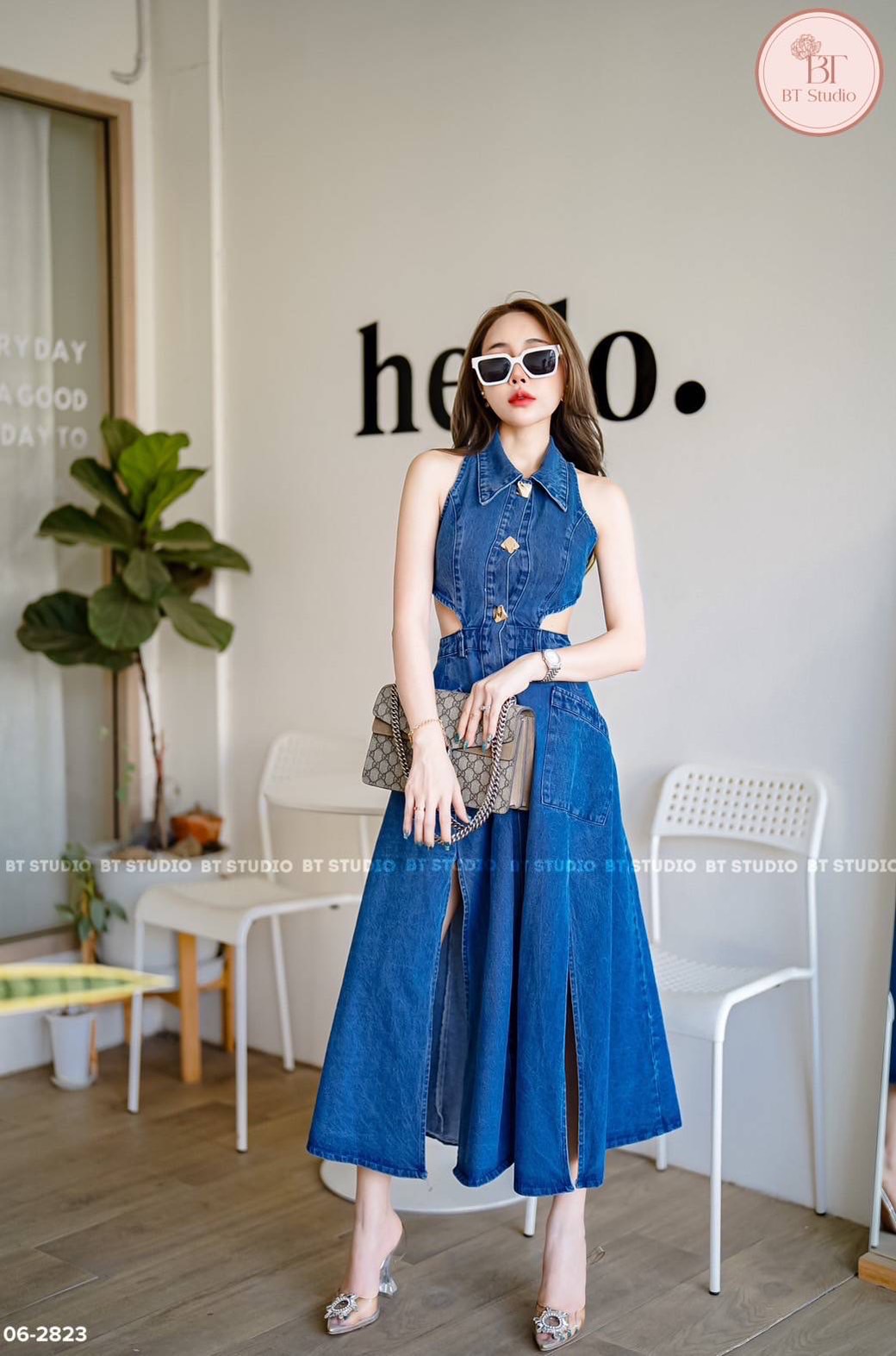 เดรสแฟชั่น เดรสยีนส์แขนกุดคอปกกระดุมหน้า เว้าเอวไปด้านหลัง ผ่าข้างสูงด้านหน้าทั้งสองข้าง